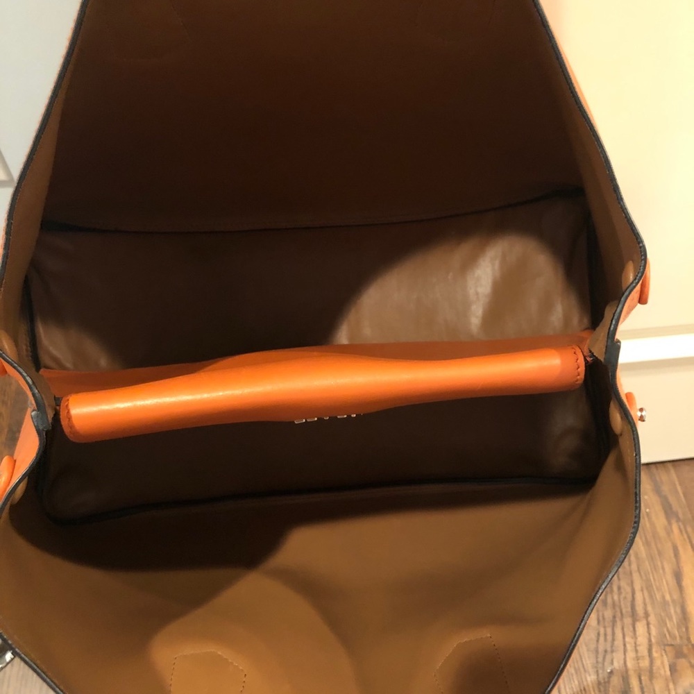 Prada tote - Picture 4 of 5